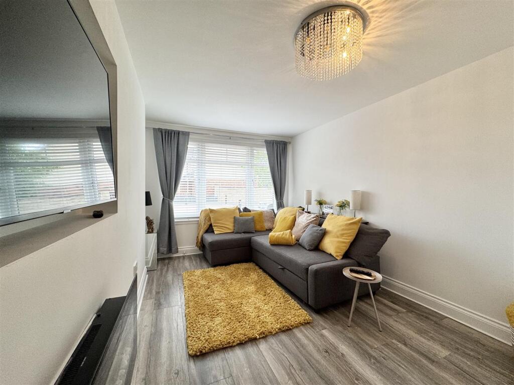 Sitting room / 5th Bedroom