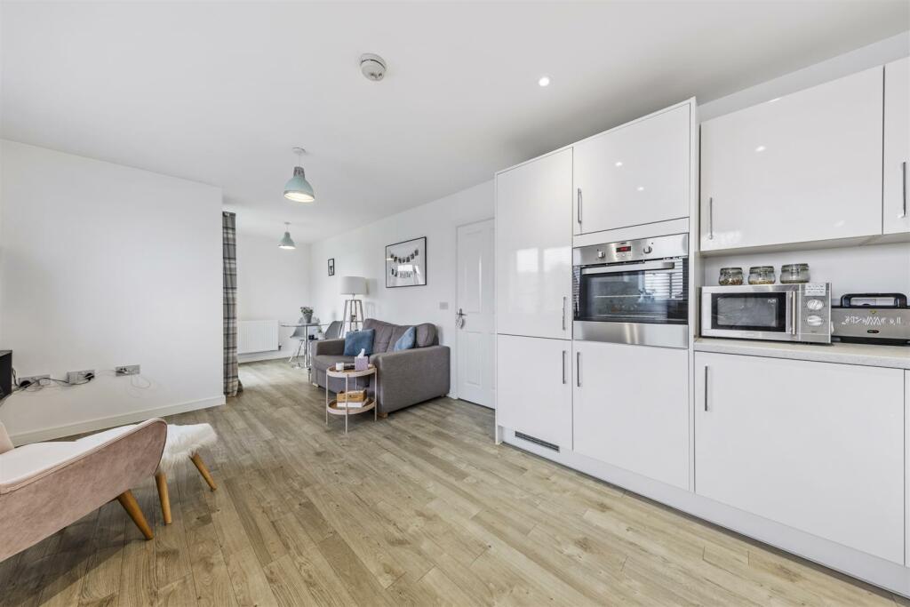 Flat14,327BarrosaWayWeb14.jpg