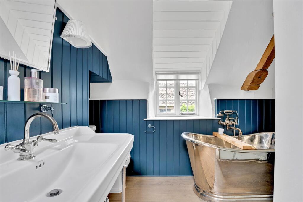 Master Bedroom - En Suite Bathroom 2.jpg