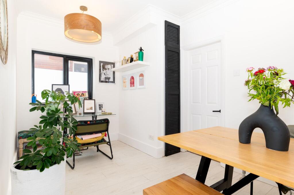 FABULOUS EXTENDED KITCHEN/DINER AND LIVING ROOM