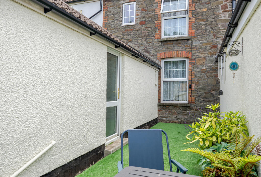 1313132-11-685e8a...