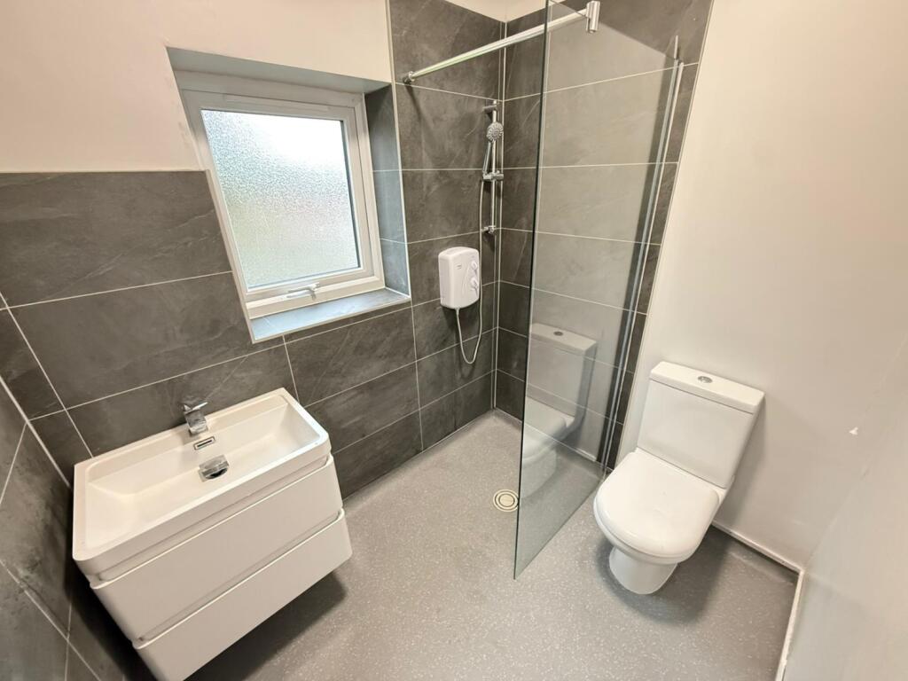 2 Jubilee Road Bathroom 1