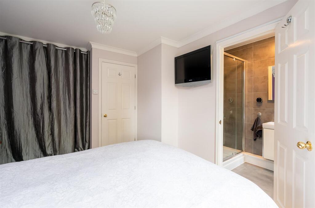 12 Rosecroft Way-5.jpg