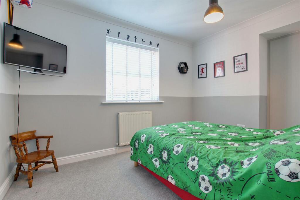 BEDROOM 4