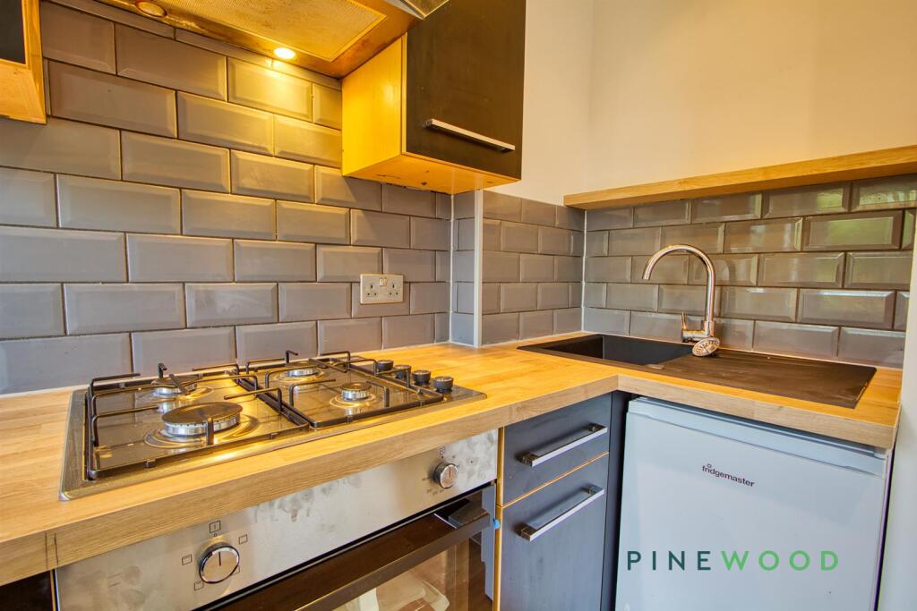 KITCHEN / LOUNGE / DINING ROOM