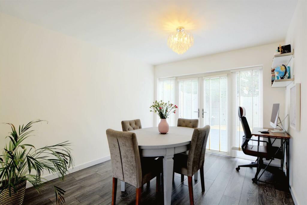 THROUGH LOUNGE/DINER