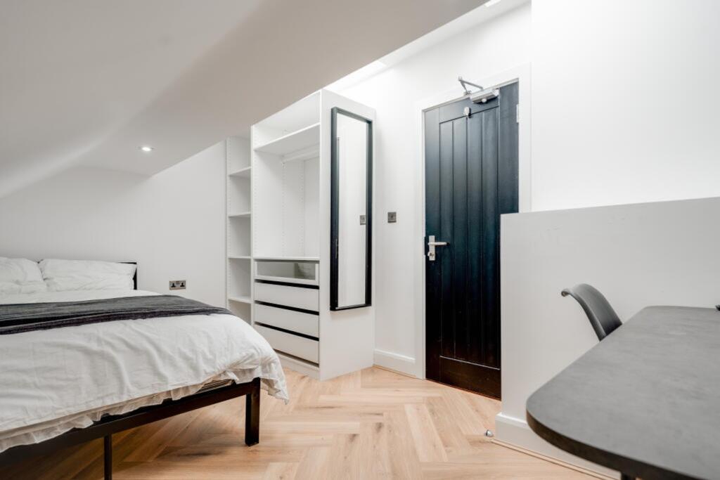 A spacious and bright double bedroom with moder...