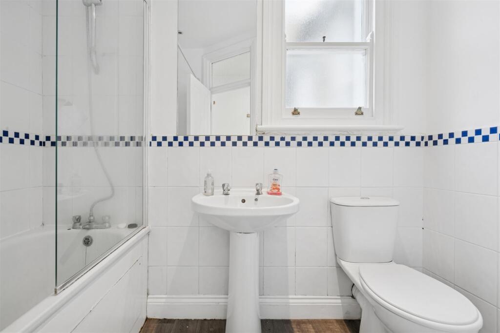 FFF 33 Himley Road SW17  bathroom 1.jpg