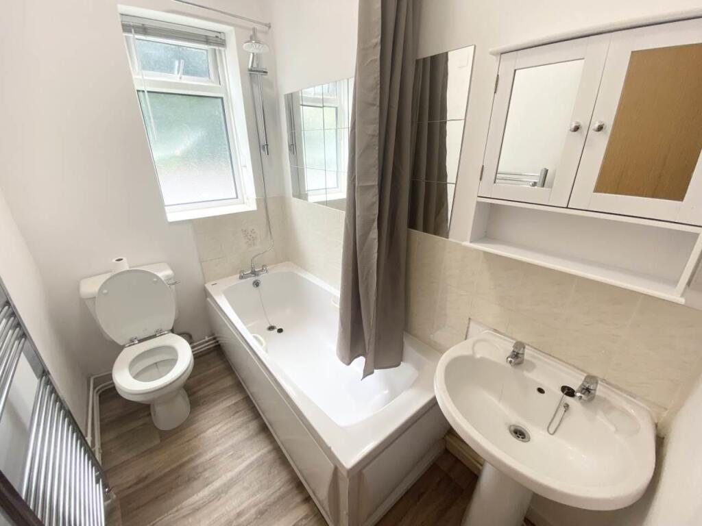Bathroom (2).jpg