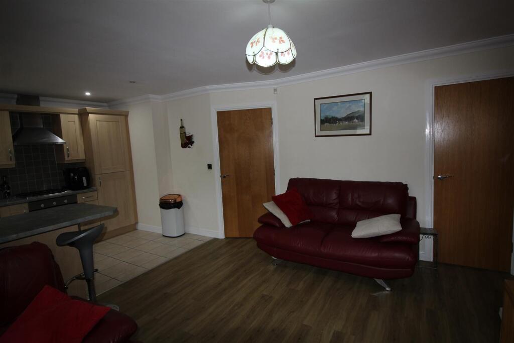 LOUNGE &amp; KITCHEN AREA