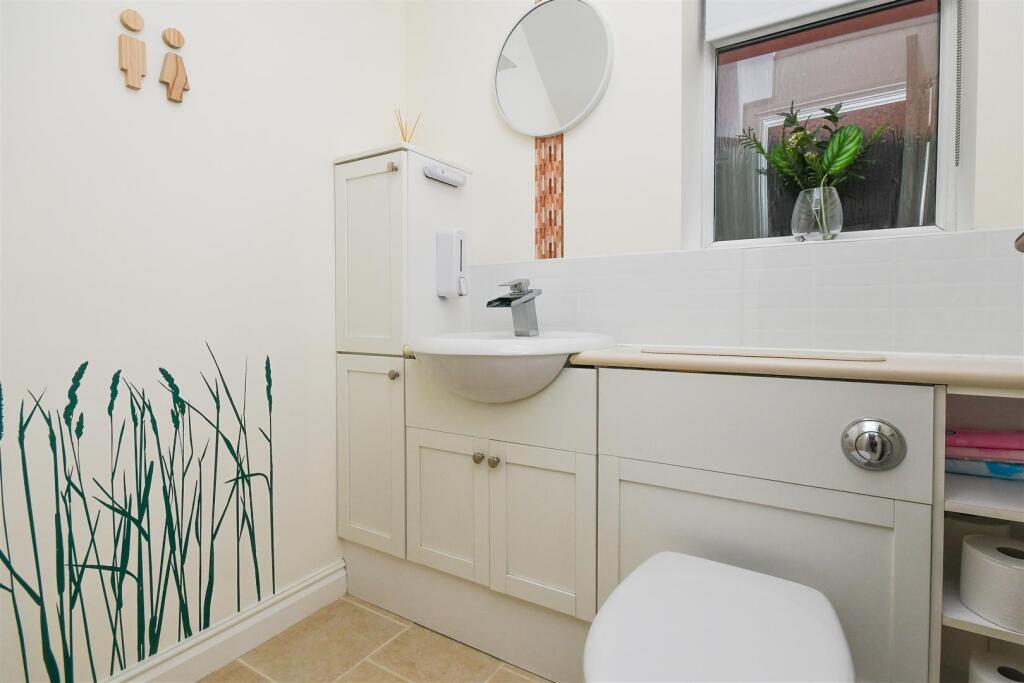 7 Griffiths Drive - Cloakroom.jpg