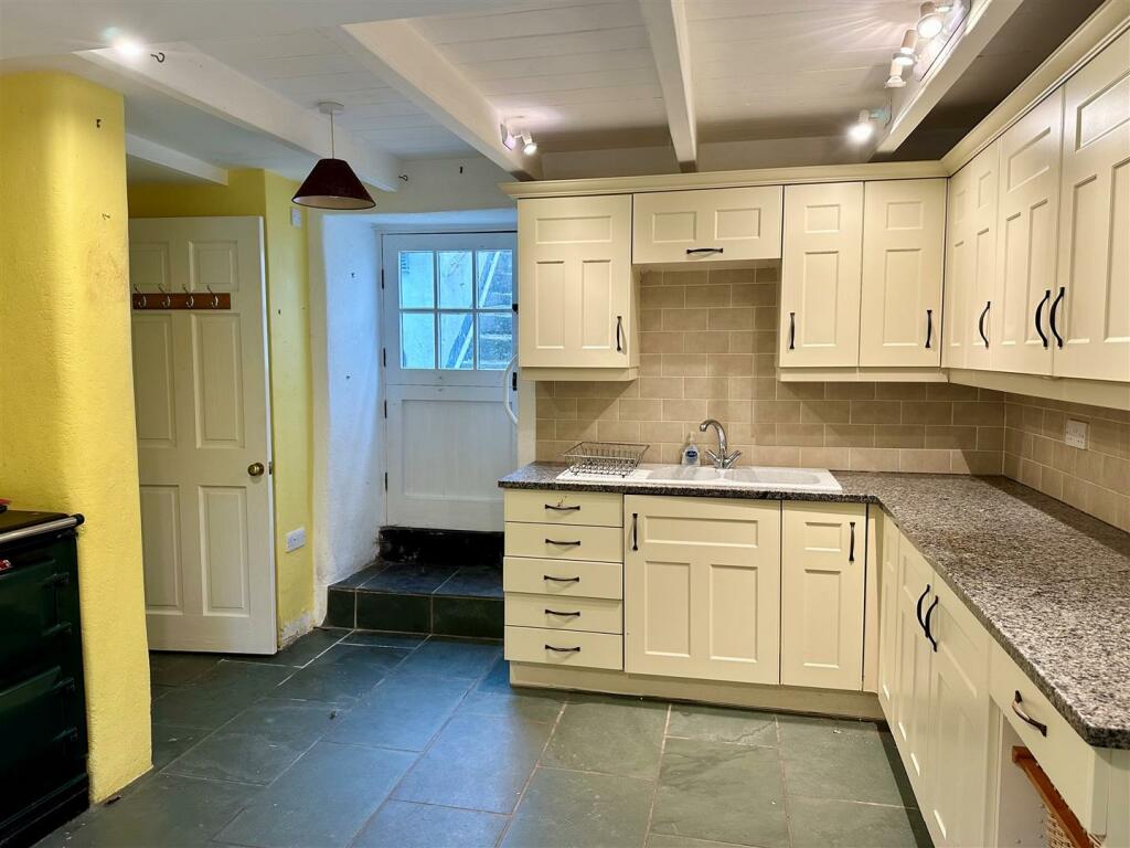Kitchen 3.jpg