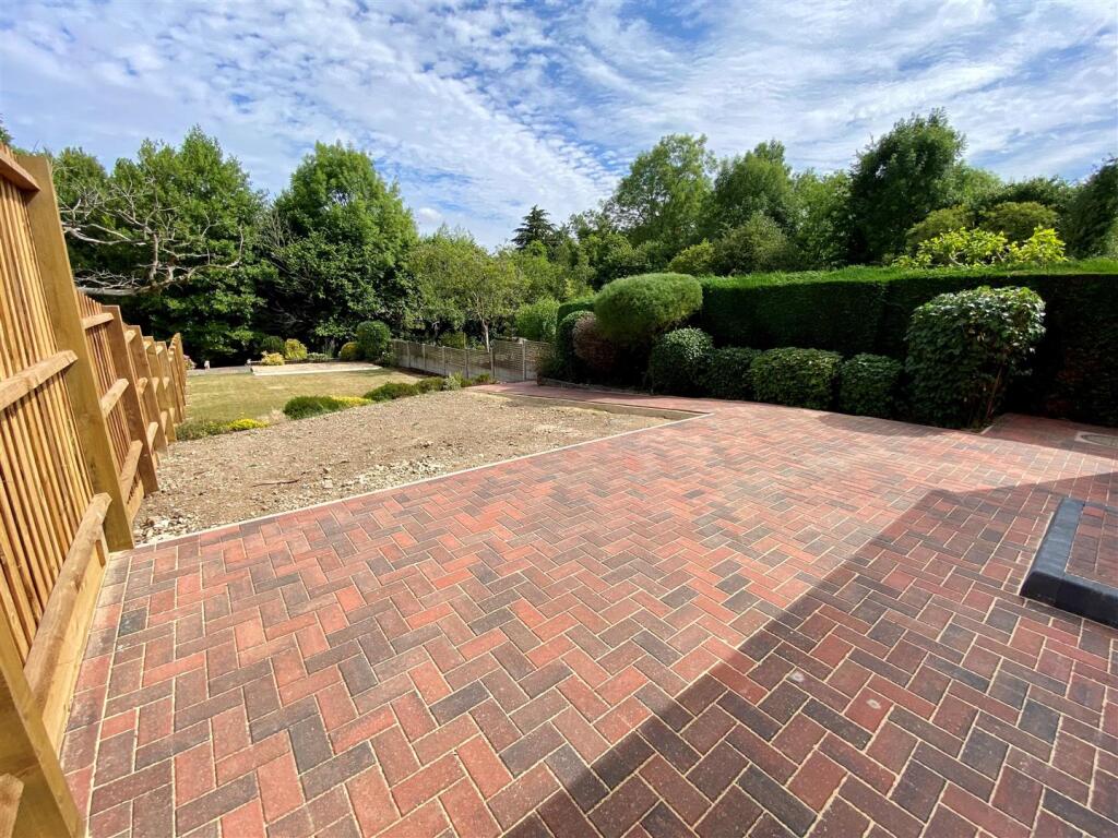 garden patio area.jpg