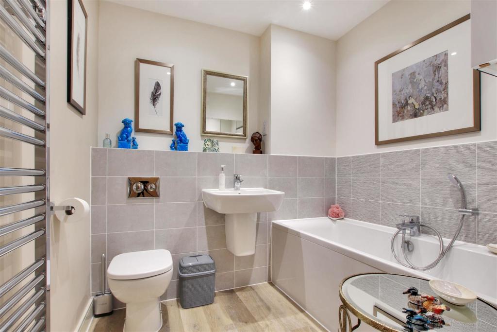 Family Bathroom.jpg
