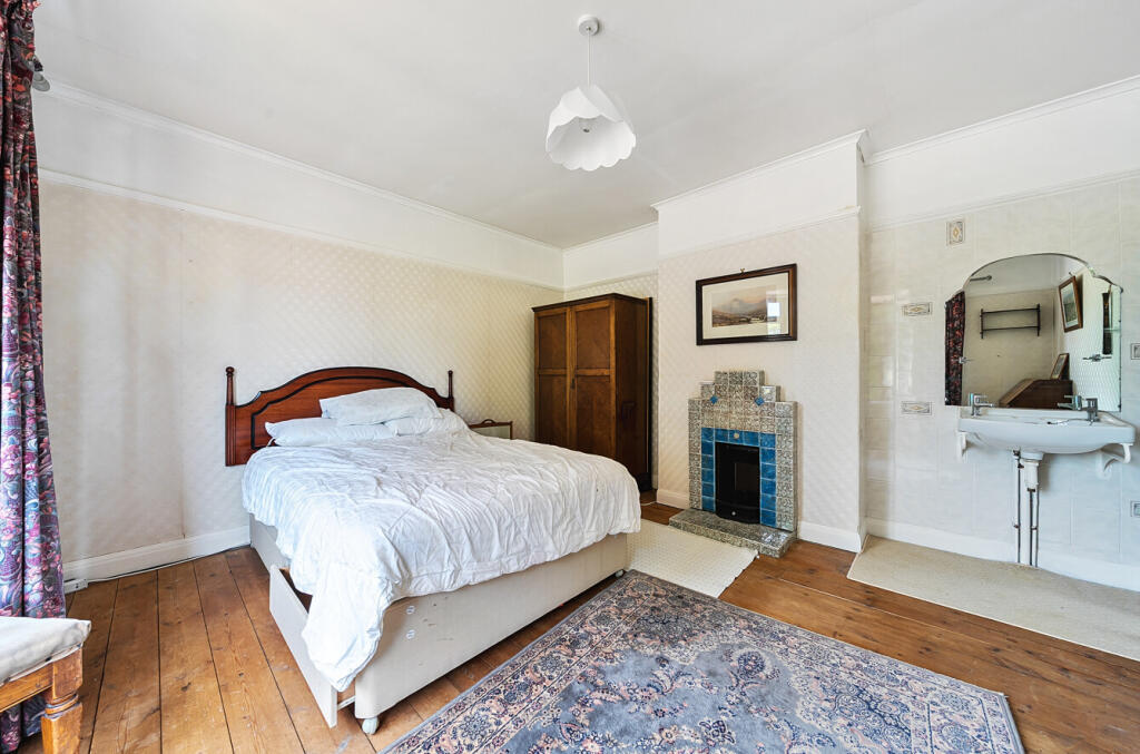 1302979-18-684027...