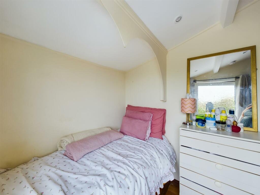 Bedroom 1 (3).jpg