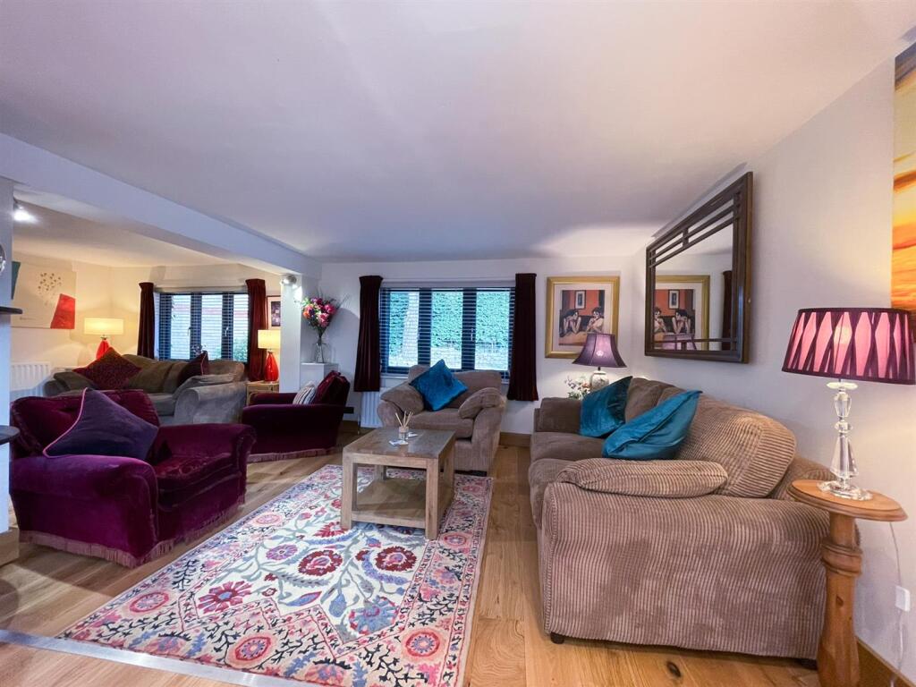Living room 2a.jpg