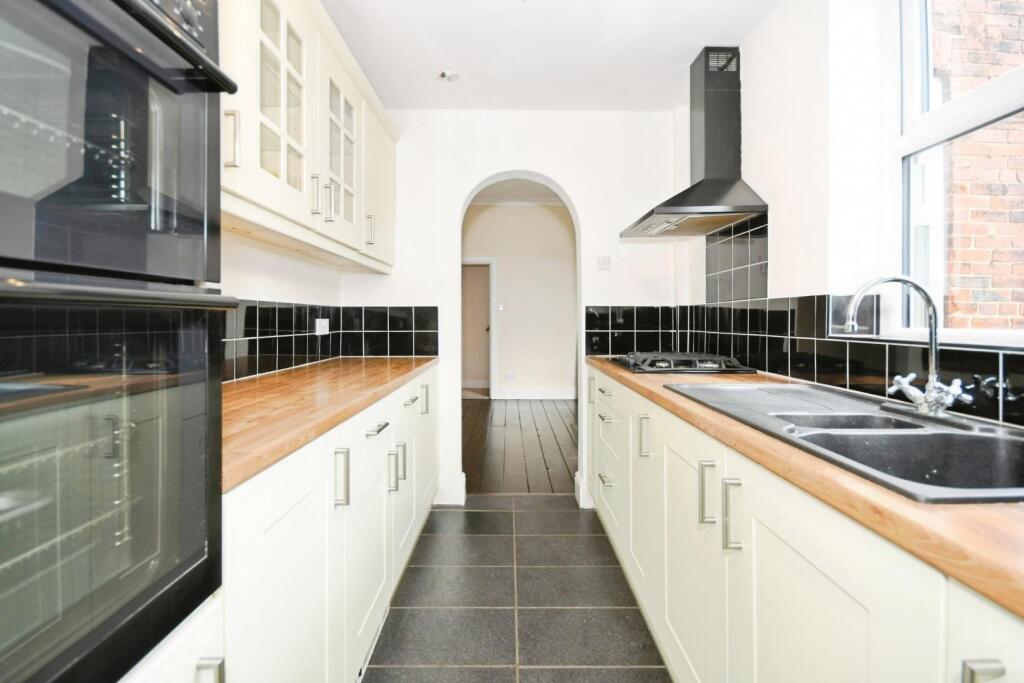 KITCHEN 02.jpg
