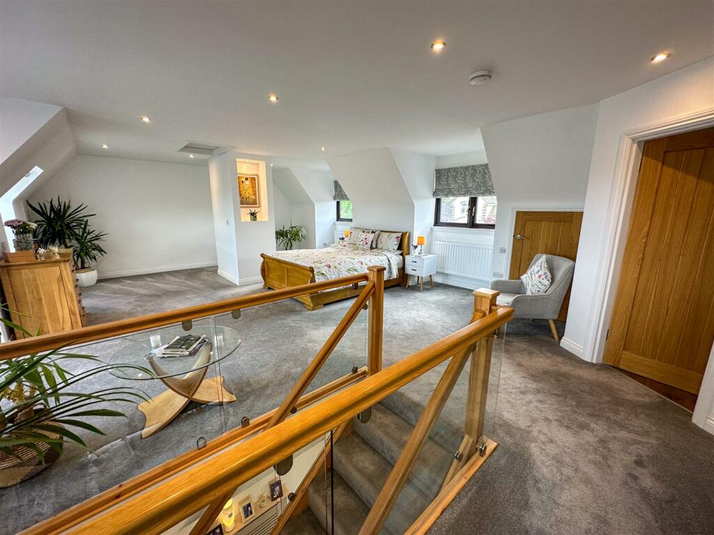 MASTER BEDROOM SUITE