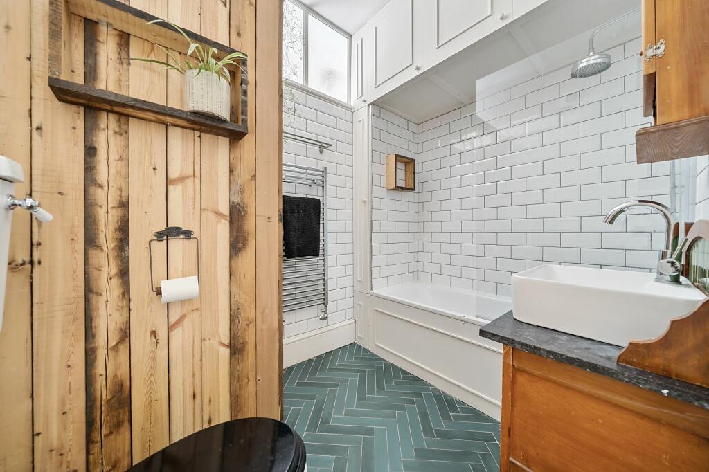 Bathroom W.C (1)