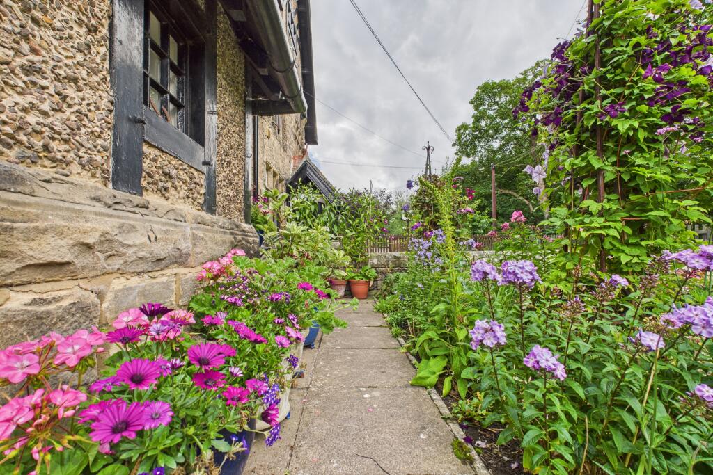 CAM04201G0-PR0099-STILL001