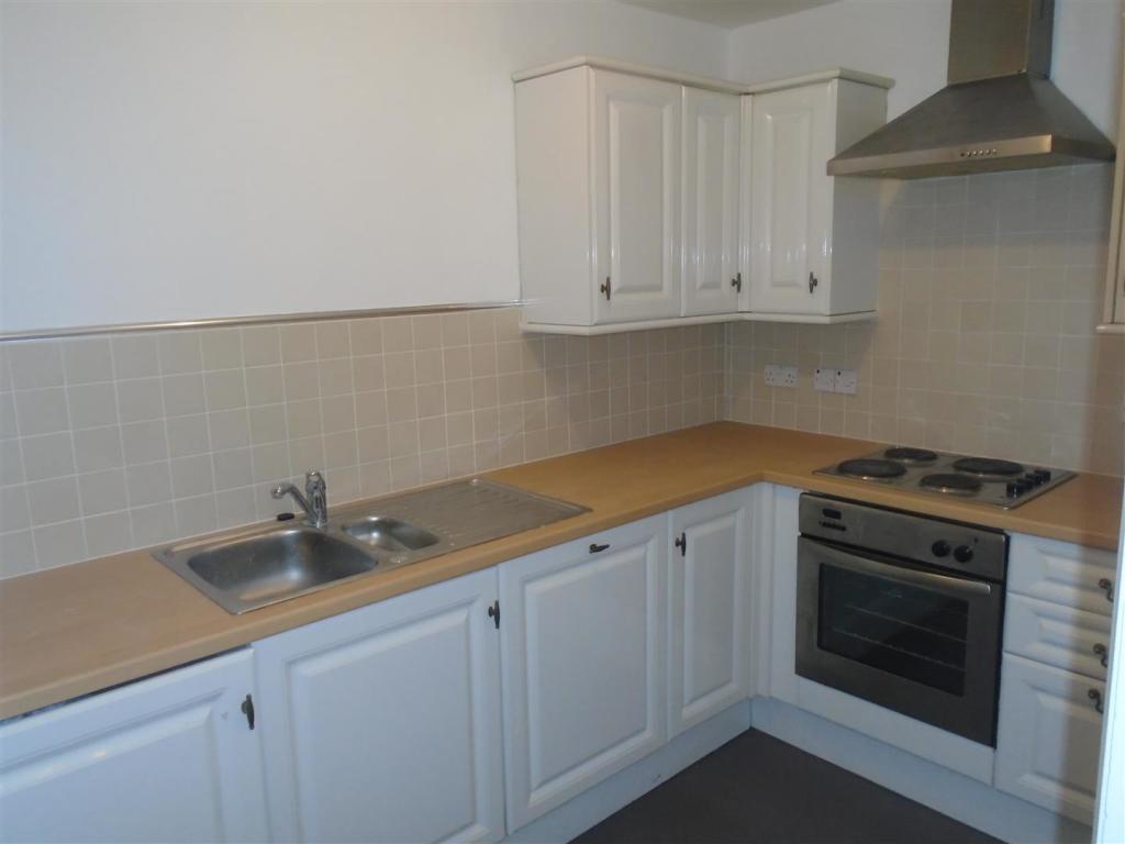 16H Winton Circus - Kitchen.JPG