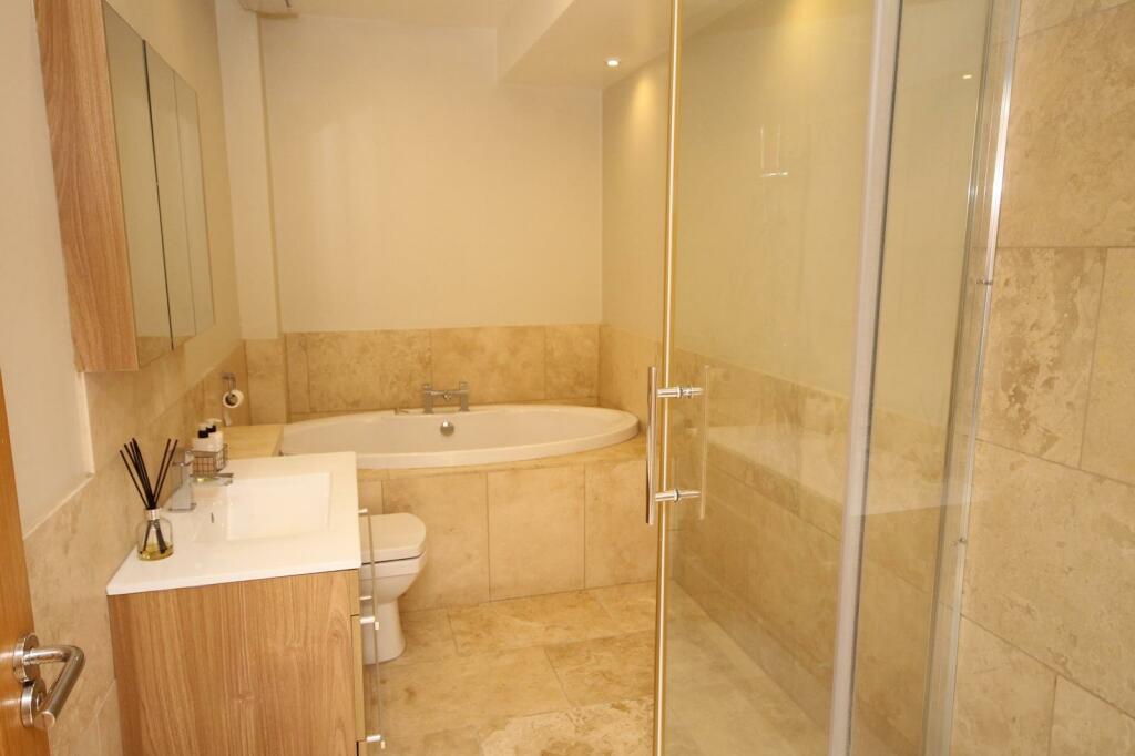 Family Bathroom (Copy).JPG