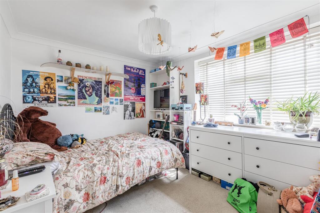 51 Hart Road, KT14 7NJ - 10.jpg