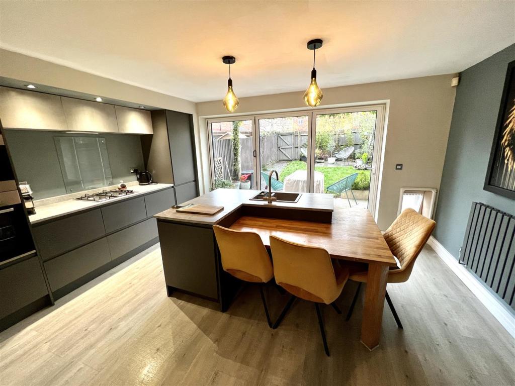 KITCHEN/BREAKFAST ROOM