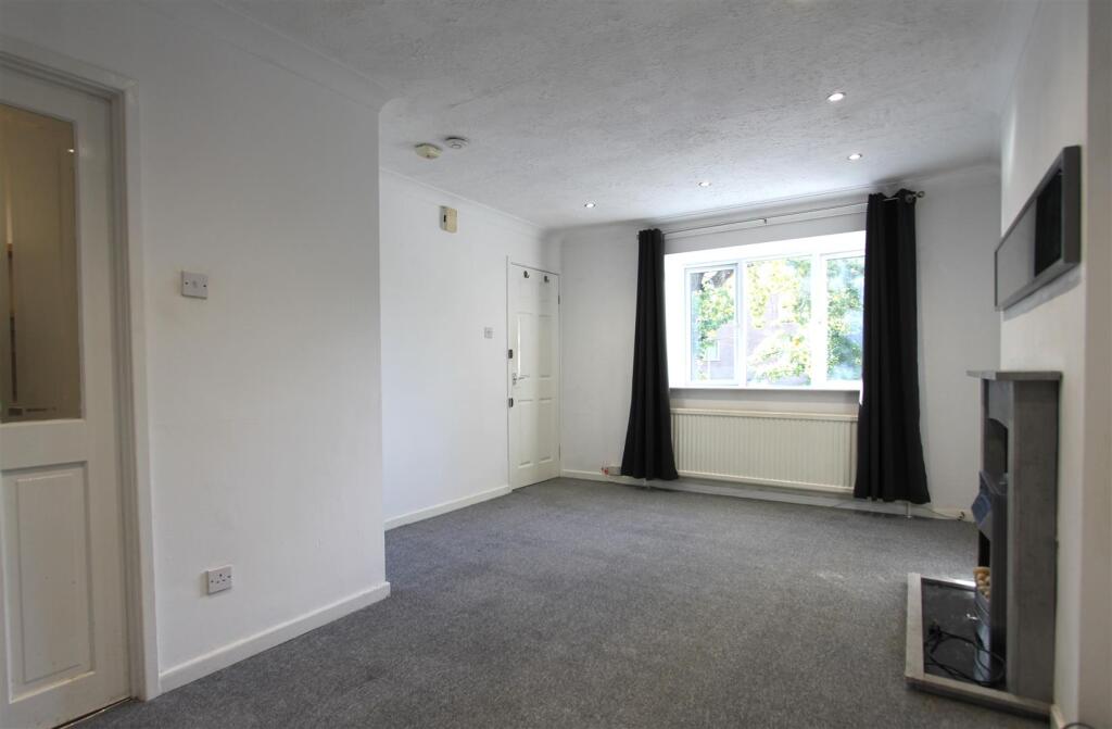 Living area 1.jpg