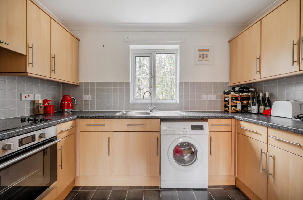 1383912-10-693838...