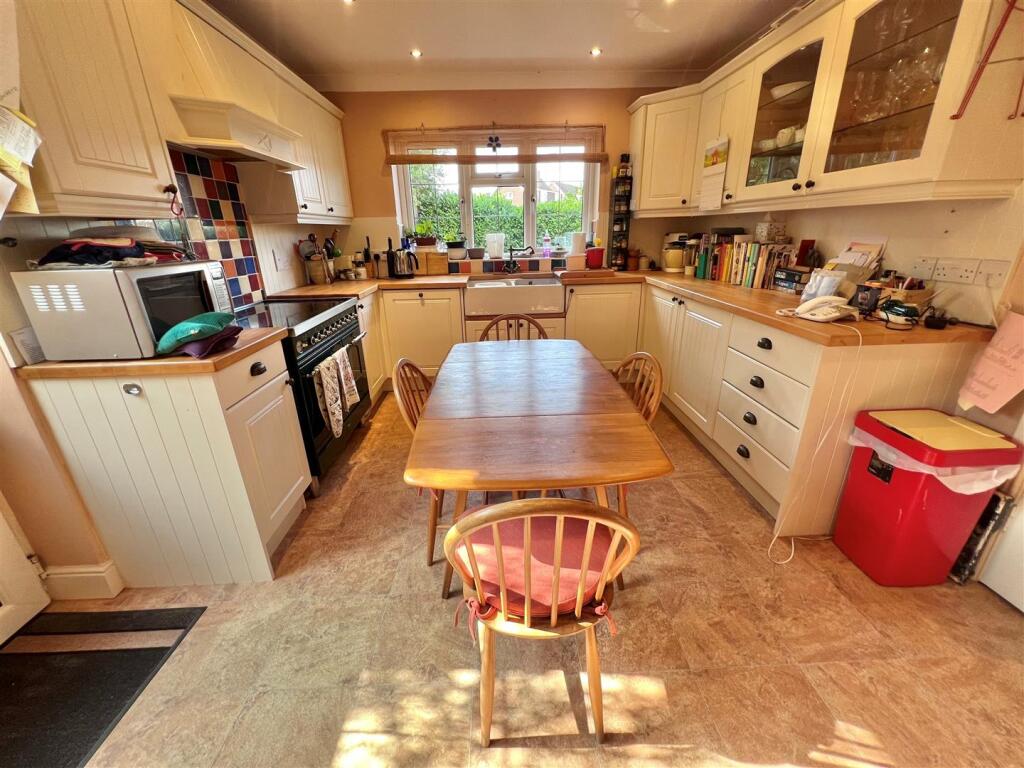 Kitchen 2.jpg