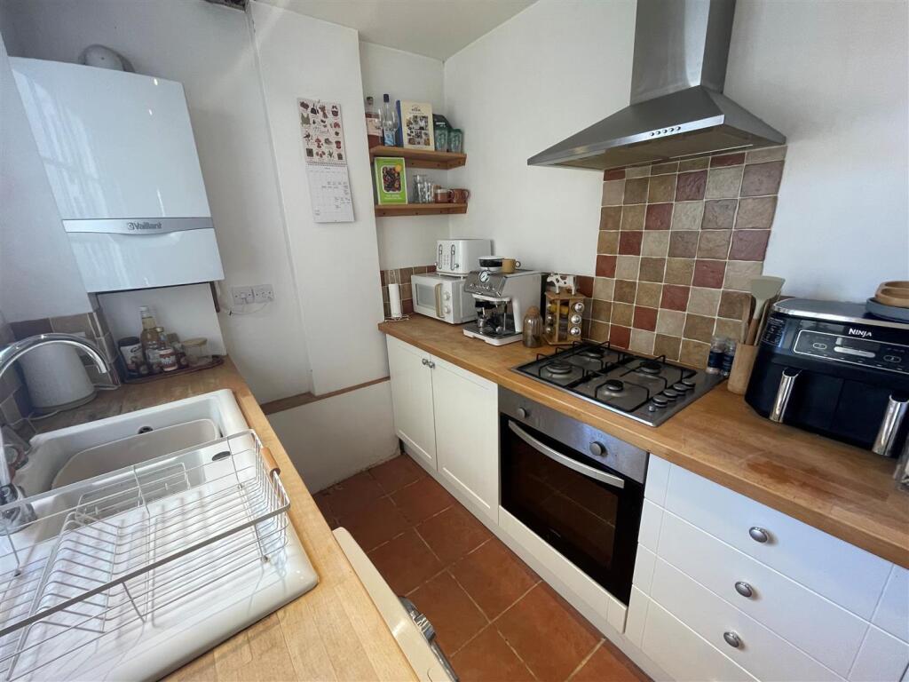 Kitchen 1.jpg