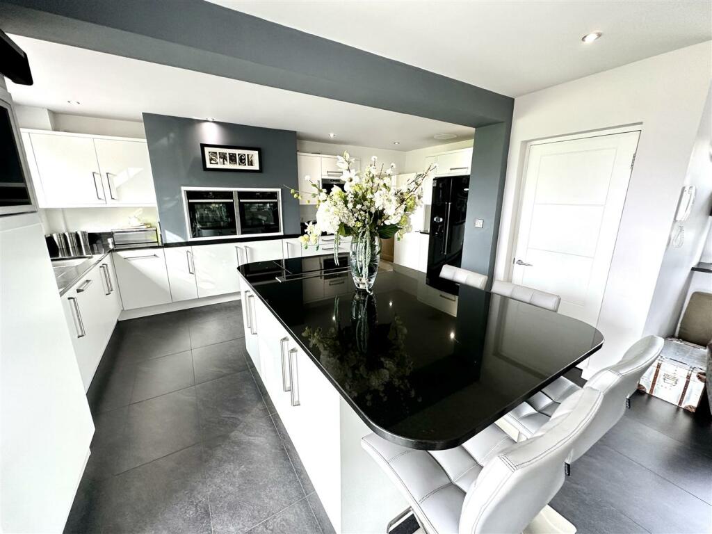 KITCHEN/FAMILY ROOM