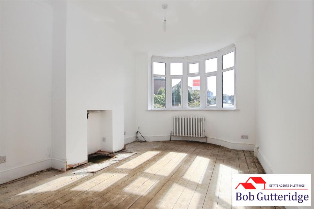 OPEN PLAN LOUNGE/DINING ROOM