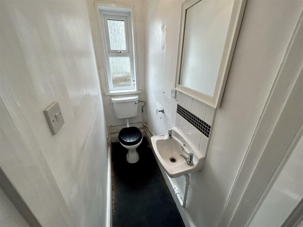 Downstairs cloakroom / toilet
