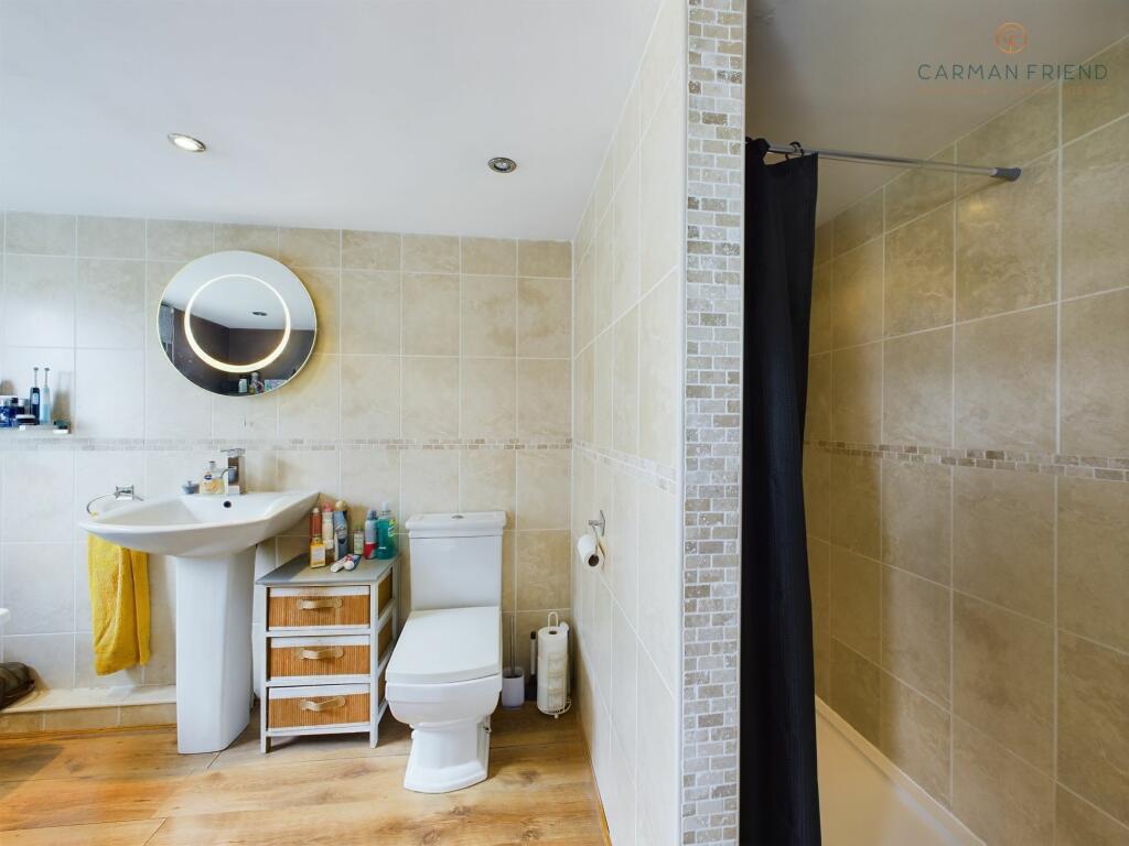 En-suite bedroom 1