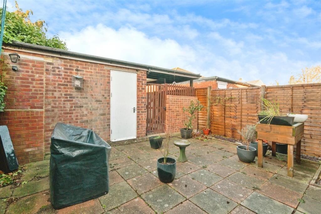 West Facing Garden &amp; Garage
