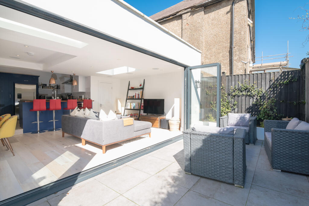 Garden and family kitchen