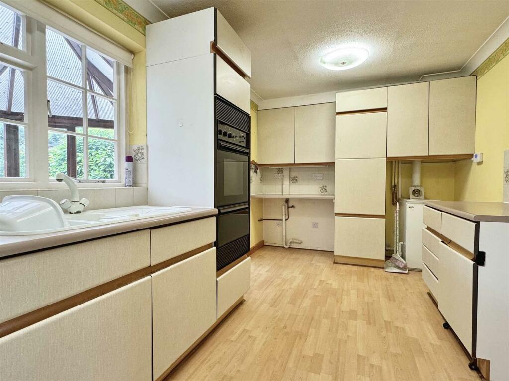 Kitchen c.jpg