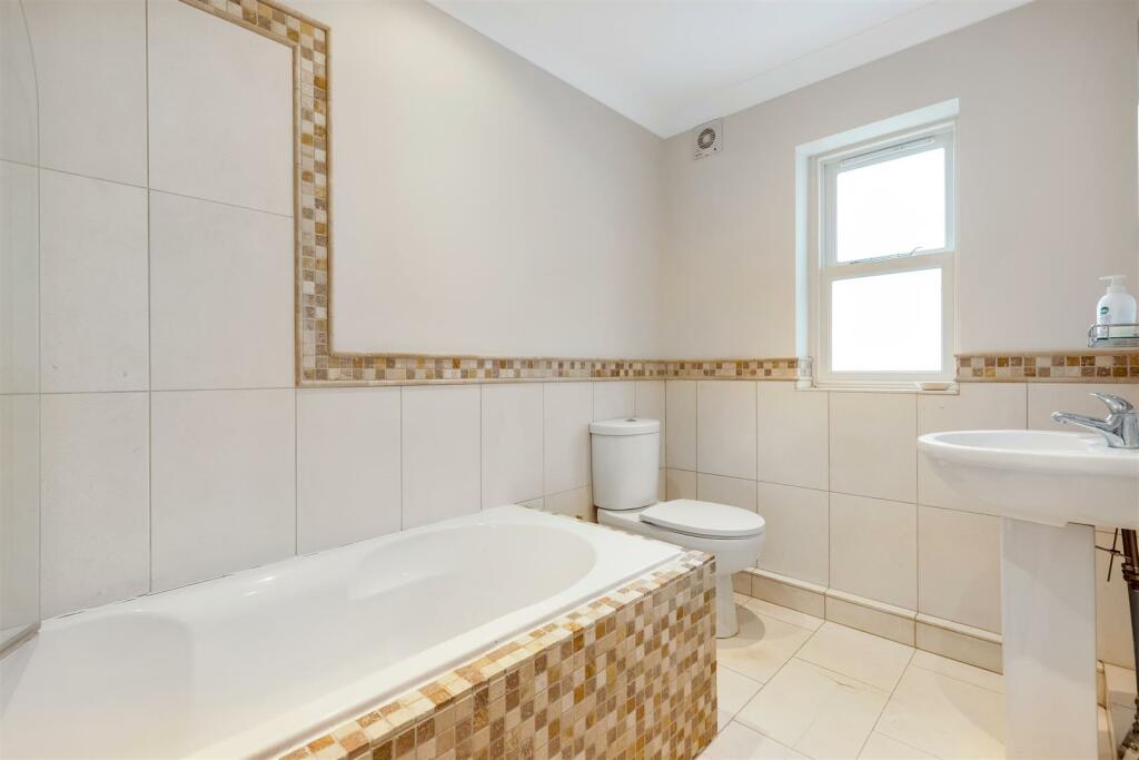 Bathroom (2).jpg