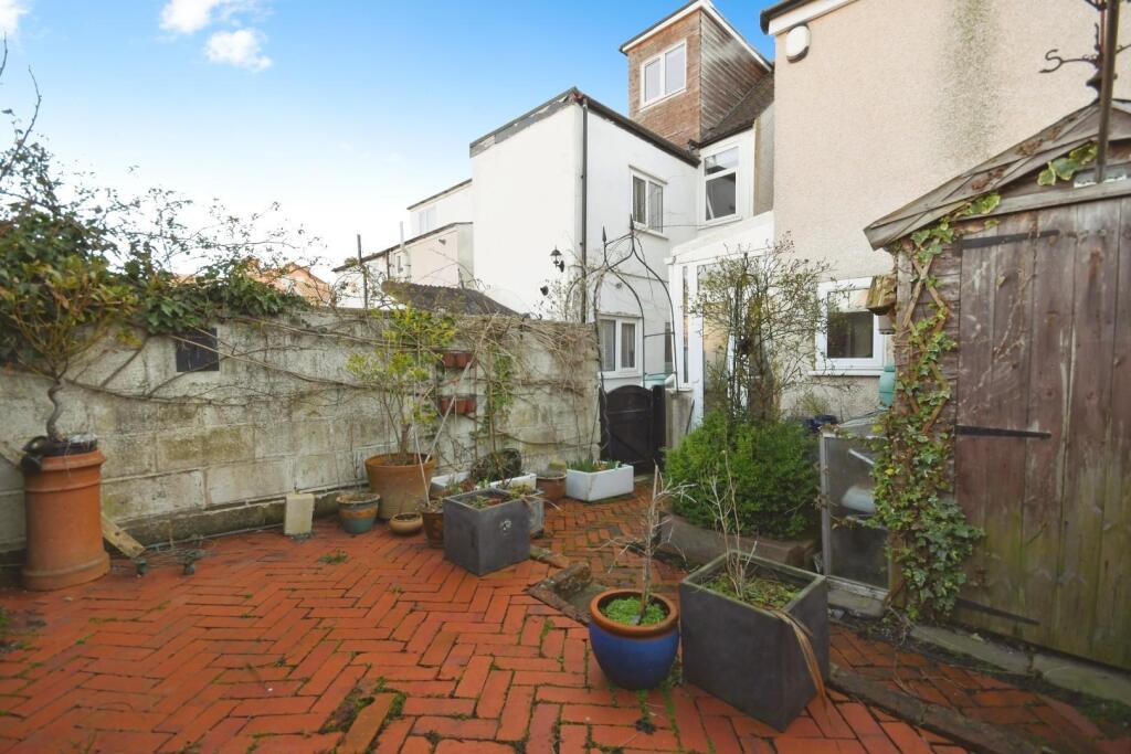 REAR GARDEN 02.JPG