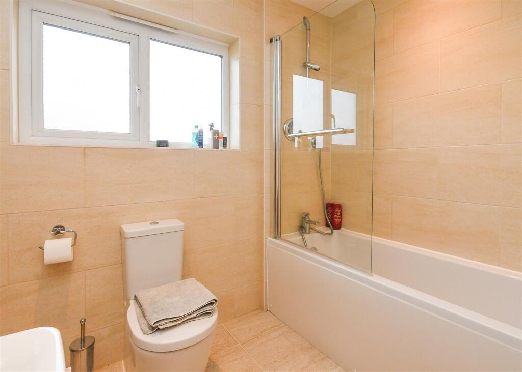 18 Pickwick Gardens - Bathroom.jpg