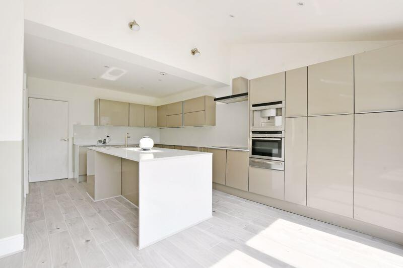 Open plan kitchen/ dining