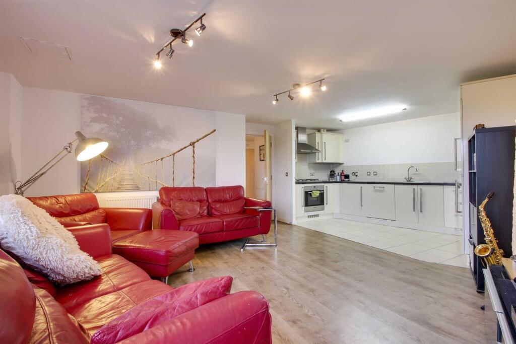 OPEN PLAN LOUNGE DINING AREA