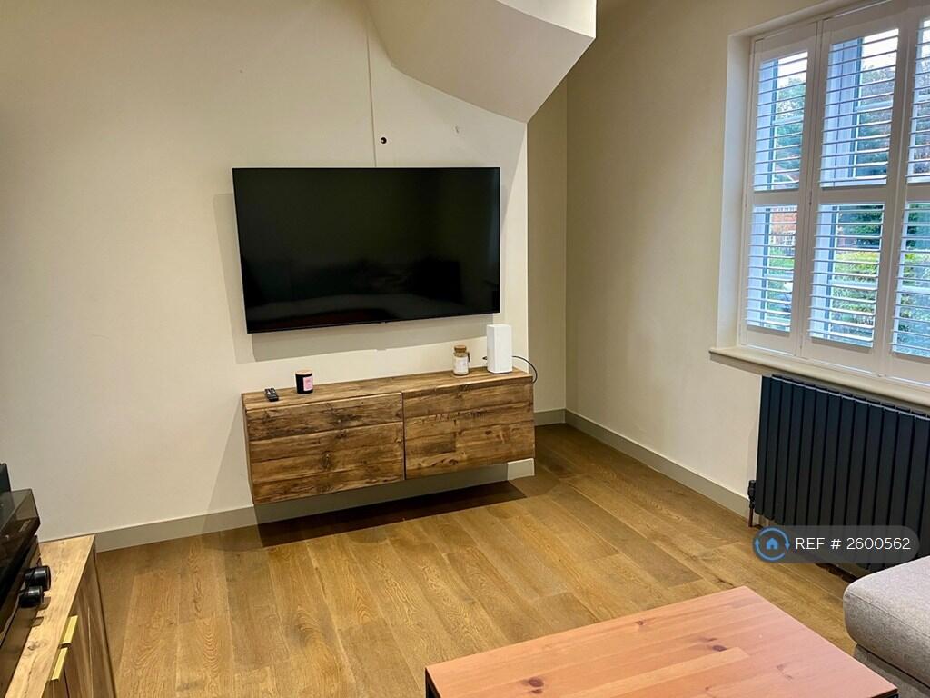 Lounge With Side Space