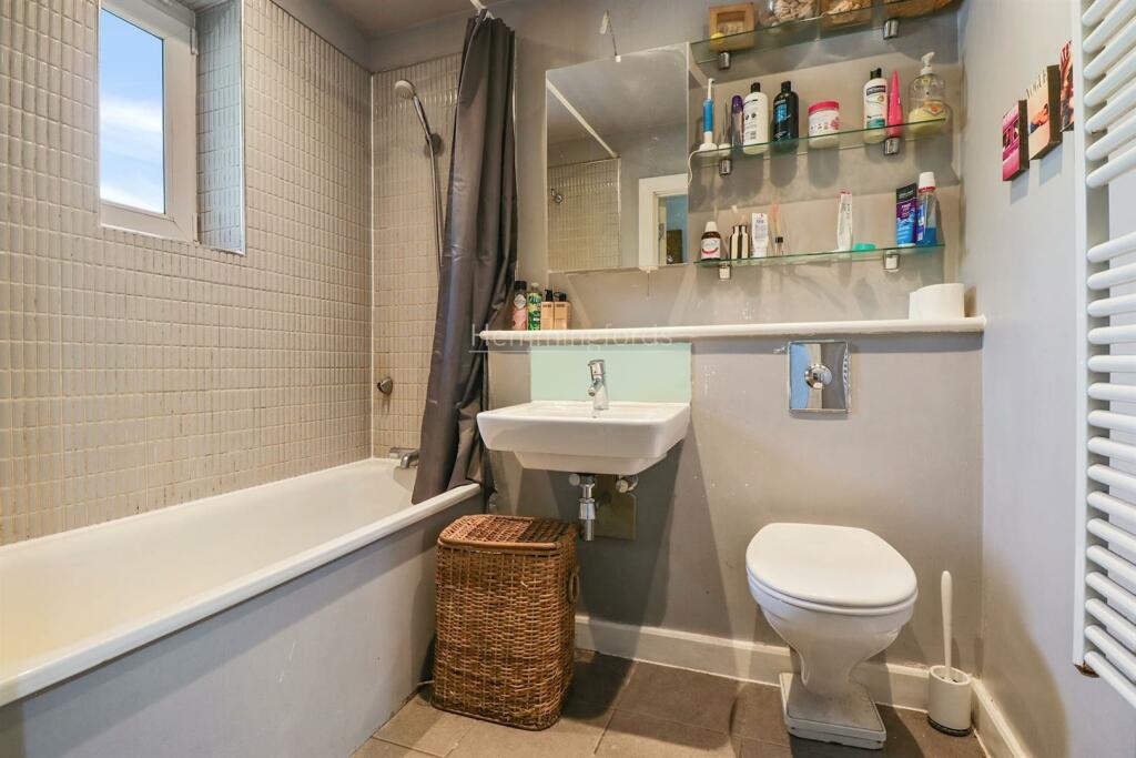 04-88a480139 AM HMF 68, Tredegar Road London, E3 2