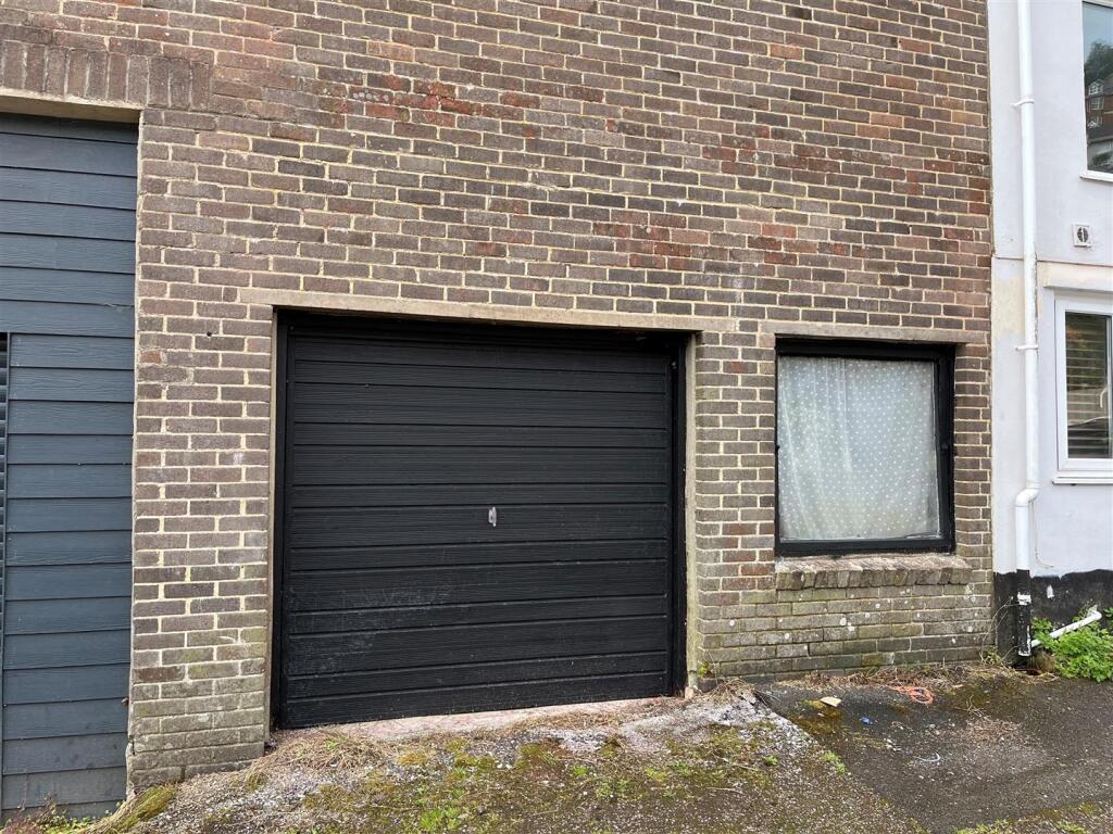 garage 1.jpg