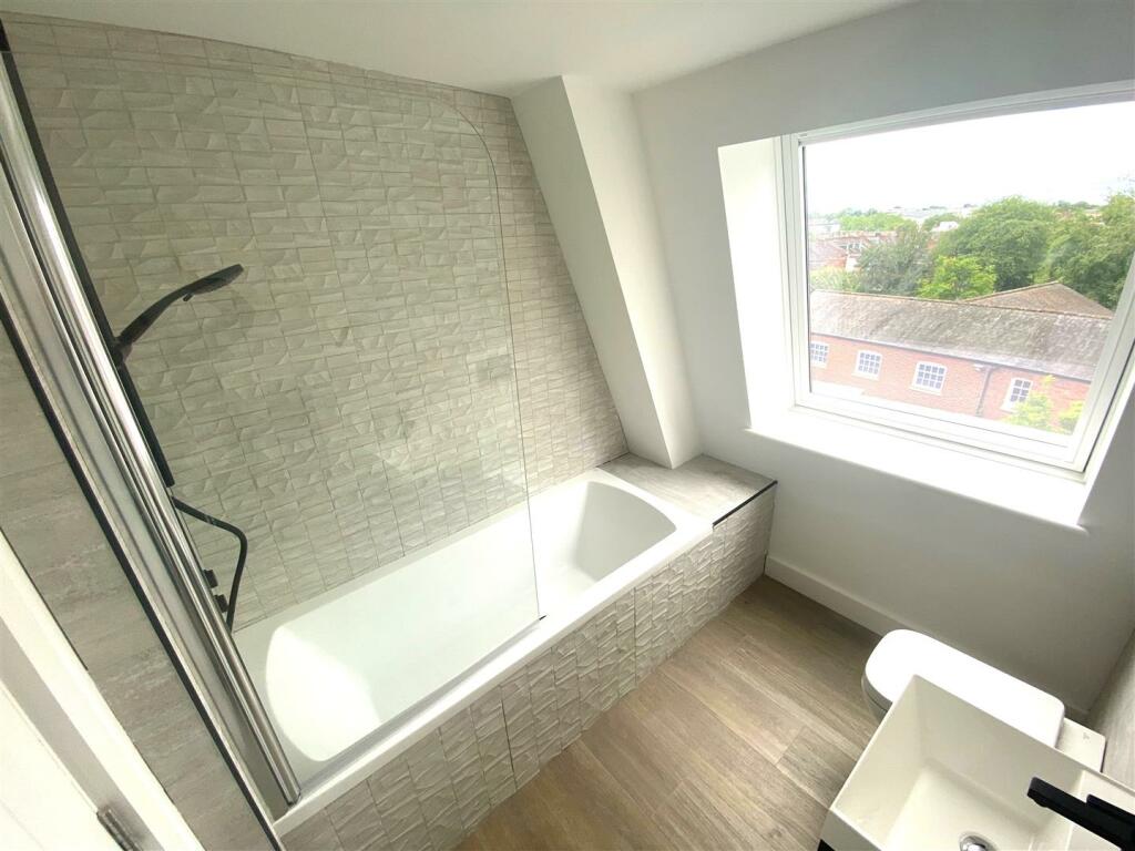 Bathroom 1.jpg