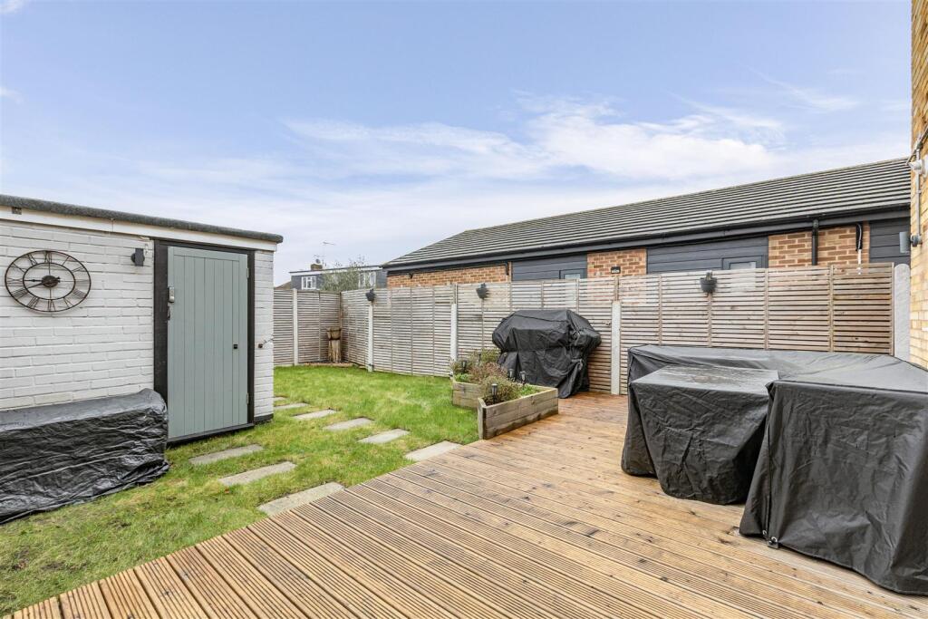 143 High Road, Byfleet, KT14 7RJ - 15.jpg